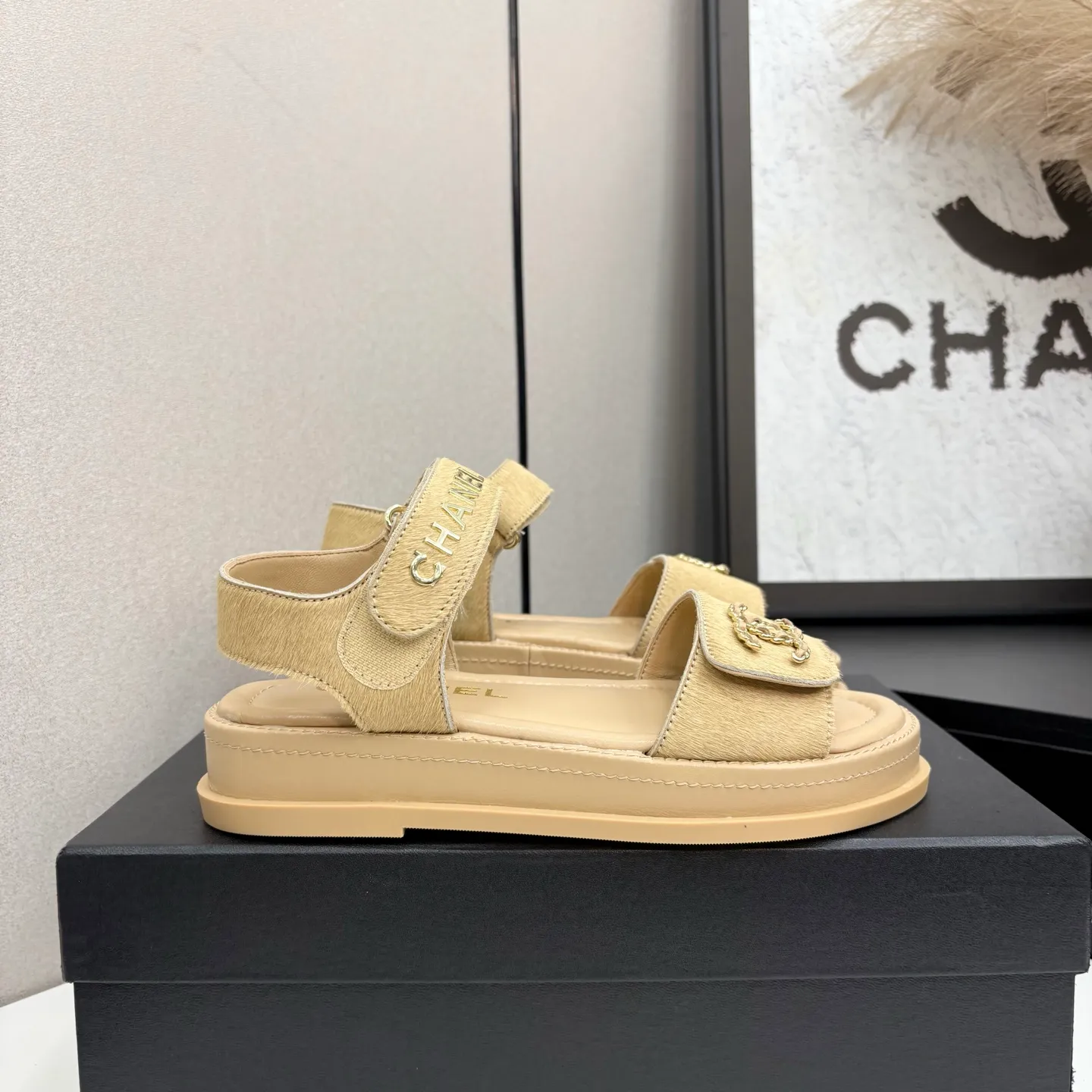 👟👟Ex-factory price 560👟👟Chanel Chanel's new early autumn thick-soled sandals are popular on catwalks on major social platforms. One of the most popular sandals at the moment. Soft and comfortable on the feet. Horsehair upper imported from Italy. Sheepskin feet. Original molded outsole Size: 35-40 (41 customized)